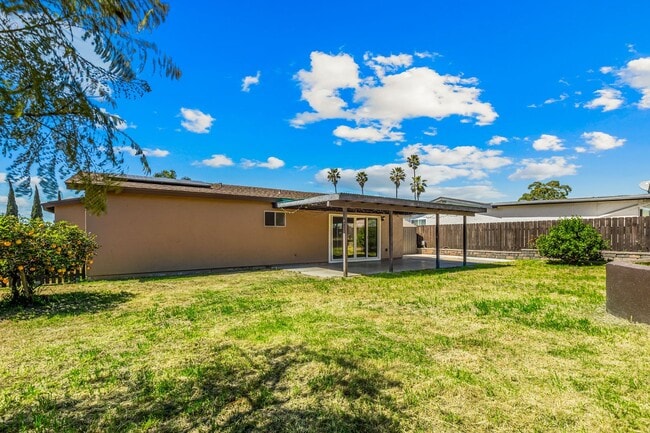 Building Photo - Beautiful Single Story In Great Location!!