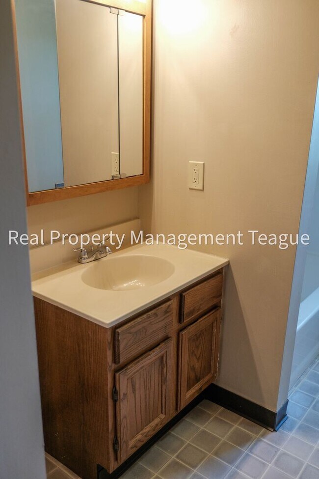Building Photo - Pine Lane 32 B