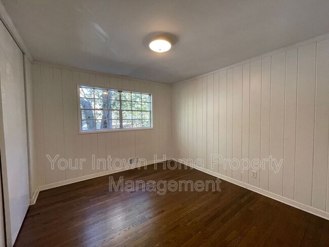 Building Photo - 1525 Sanden Ferry Dr