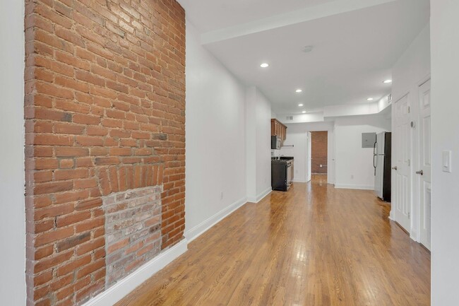 Building Photo - 356 Varick St