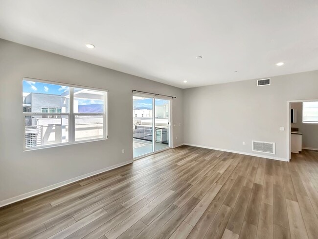 Building Photo - Stunning 3B/3BA 4-story Upgraded Home w/ P...