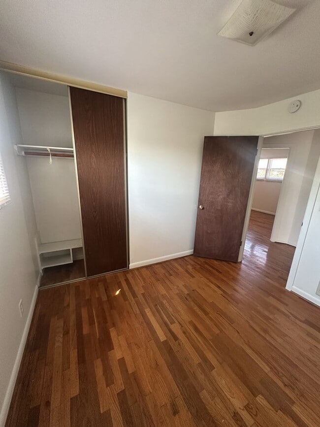 Building Photo - Quaint Three Bedroom Home in Vancouver!