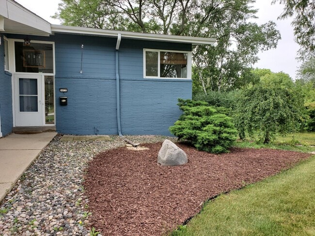 Building Photo - 413 Riverview Dr