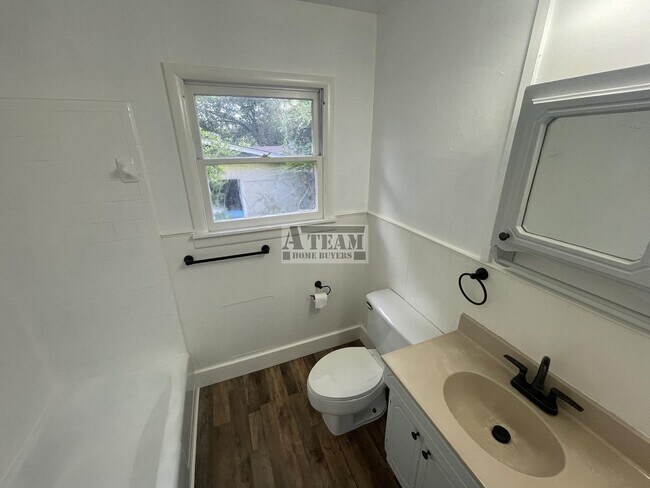 Building Photo - Newly updated 3 Bedroom 2 Bath located in ...