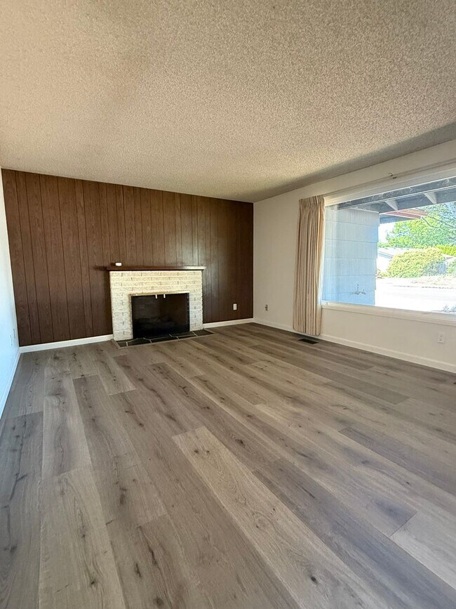 Building Photo - Stunning Pet Friendly Three Bedroom Corval...