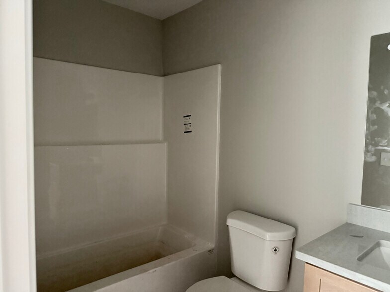 Building Photo - 159 Brad St