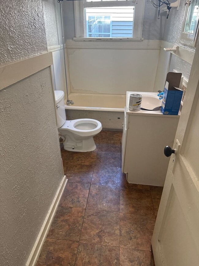 Building Photo - Now Renting! Close to Summervilile and Med...