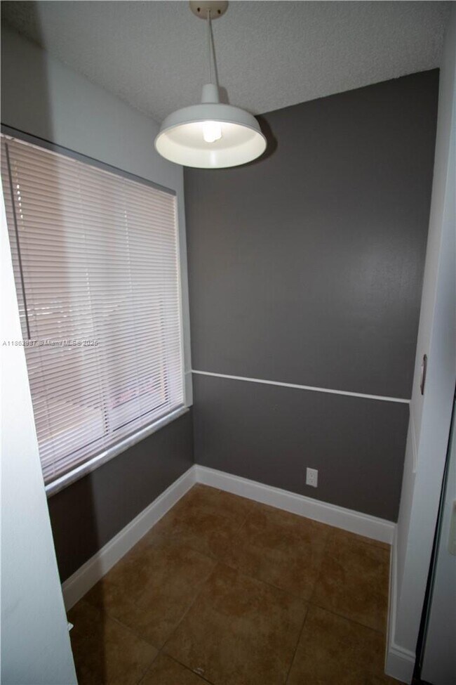 Building Photo - 917 Coral Club Dr