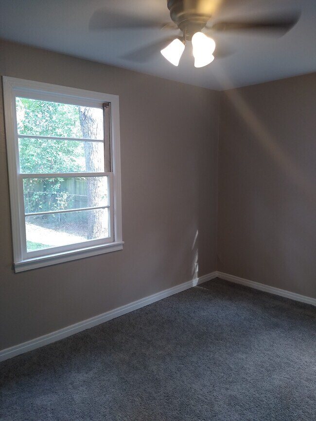 Entire home freshly painted! - 911 N 23 1/2 St