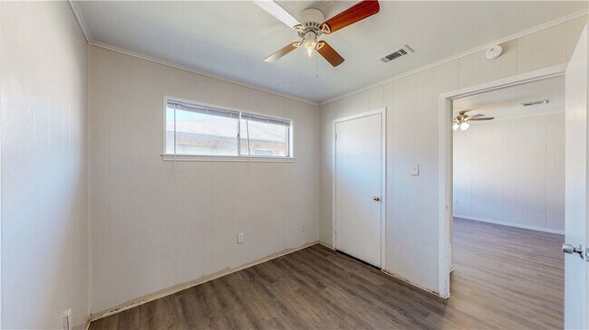 Building Photo - 206 Lynn Dr