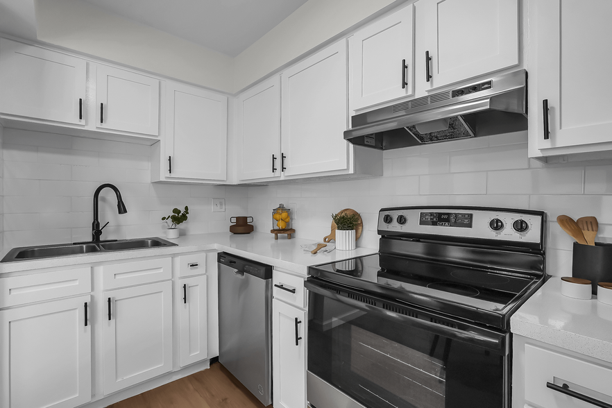 Primary Photo - Sussex Square Apartments