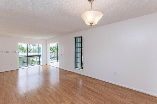 Building Photo - 3862 NE 171 St