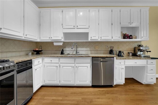 Building Photo - 7155 Roswell Rd