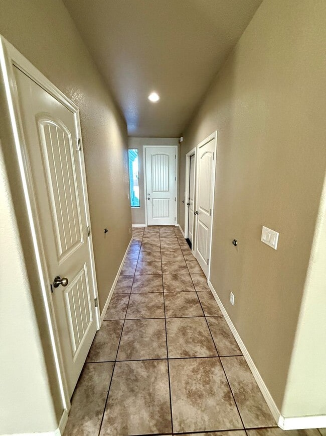 Building Photo - Beautiful 3 Bedroom with 3 Car Garage- Available Now!