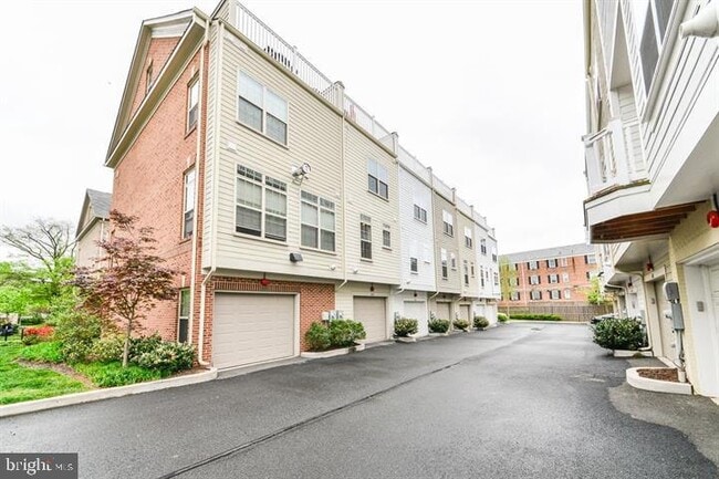 Building Photo - 402 N Thomas St