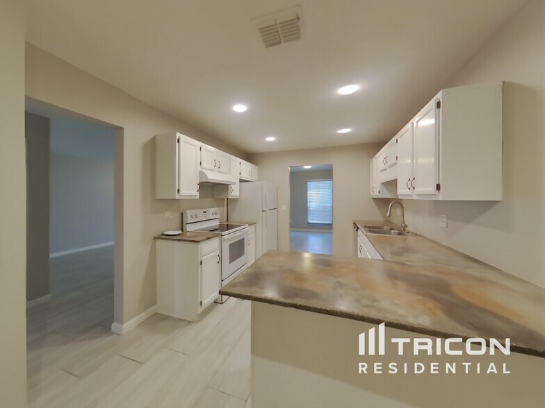 Building Photo - 1151 W Romaine Cir