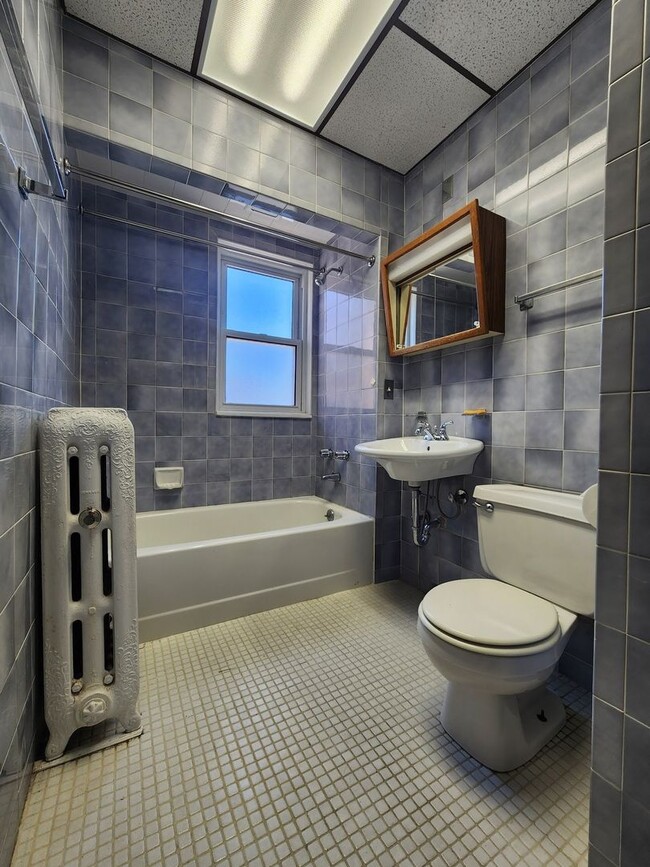 Building Photo - Large 3-bed/1-bath Apartment in the Heart of Rogers Park!