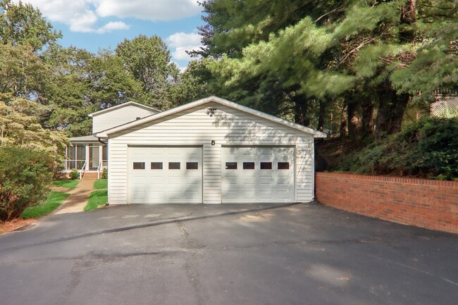 Building Photo - 5 Timothy Ln