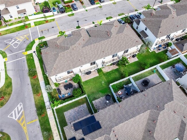 Building Photo - 818 SE 17th St