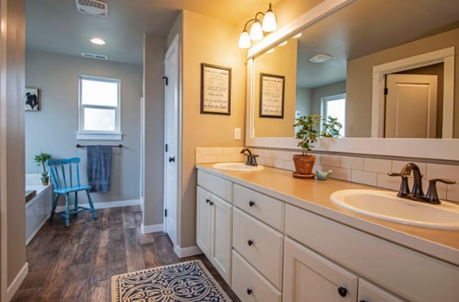 Building Photo - Modern 4-bdr with two Master Suites & Moun...