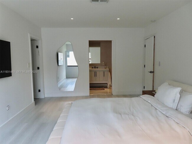 Building Photo - 260 187th St