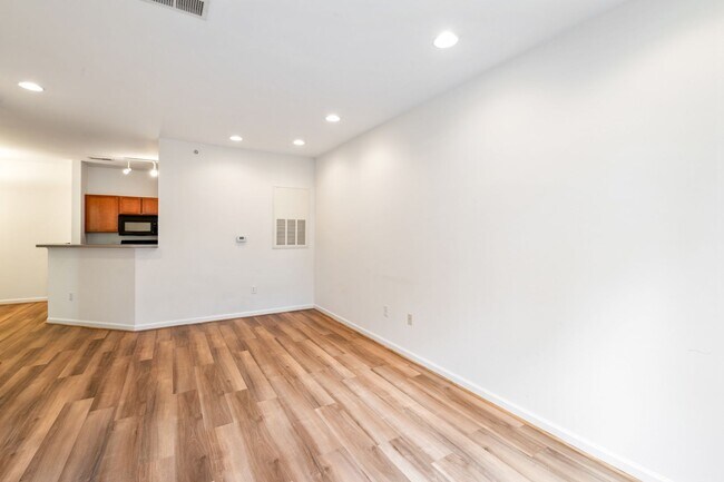 Building Photo - 1BR, 1Ba Condo in Walker Square