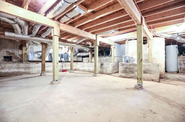 Building Photo - Spacious 5 bed 2 bath Downtown Springfield...