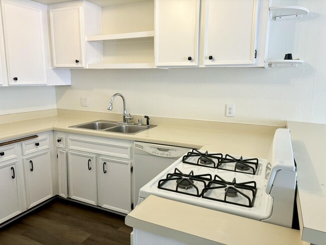 Building Photo - 9885 Caspi Gardens Dr