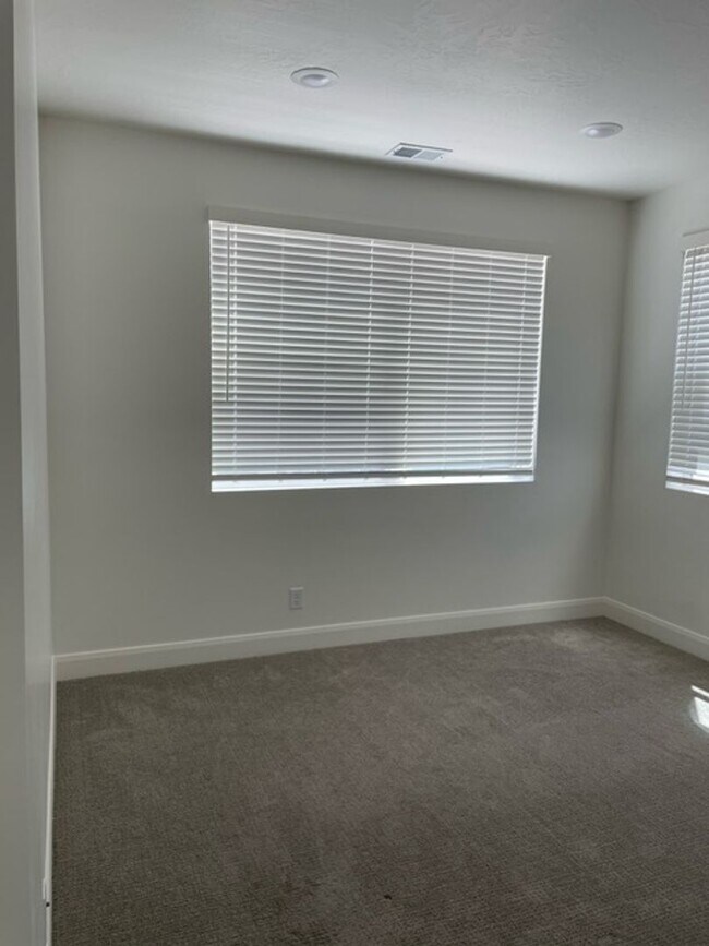 Building Photo - 3 Bedroom Condo in Desert Color with Flexible 6-12 Month Lease