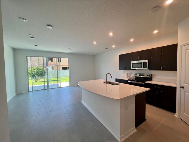 Building Photo - Beautiful 3 bedroom 2.5 bath Townhome!