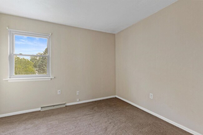 Building Photo - Coming Soon - 2 Bedrooms 1 bath - Dallasto...