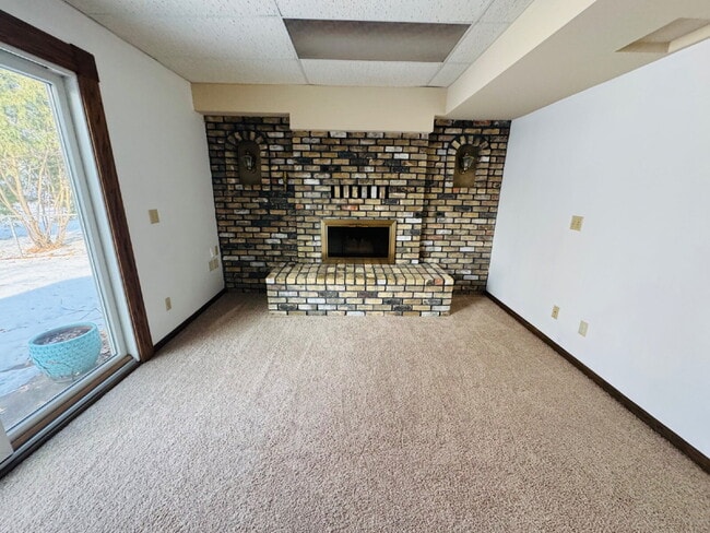 Building Photo - Winter Special half month off with February move in! 4-Bedroom Home in Blaine with 2 Full Baths a...