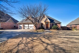 Building Photo - Executive Bentonville Home convenient to WM Home Office and more!