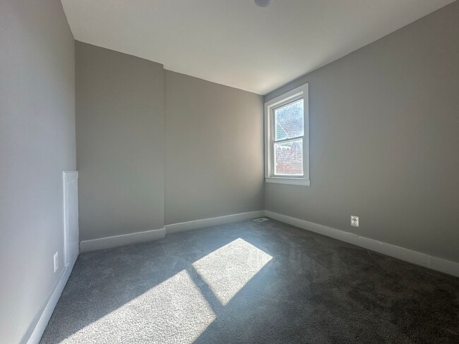 Building Photo - Three-bedroom House in Baltimore