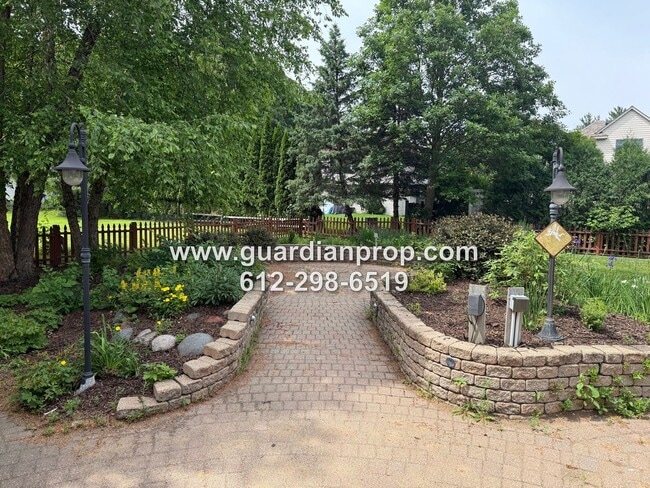 Building Photo - Maplewood House Available Now, Open Floor ...