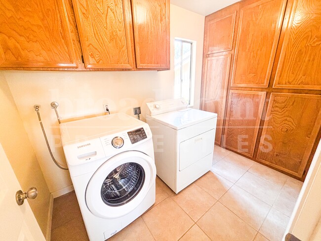 Building Photo - 439 Windyridge Glen
