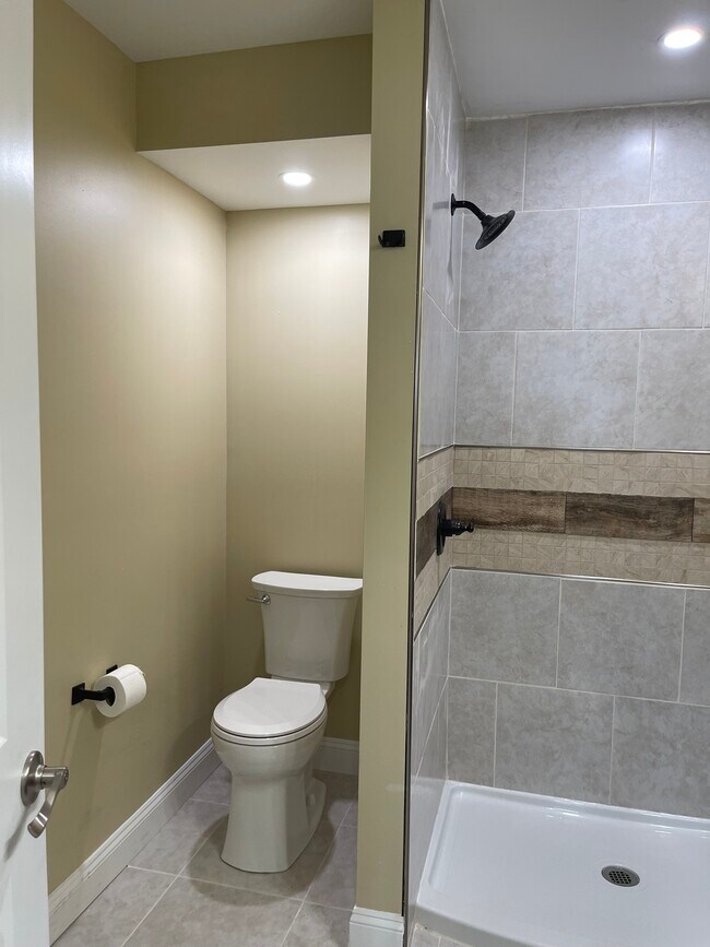 Building Photo - 608 S 39th St
