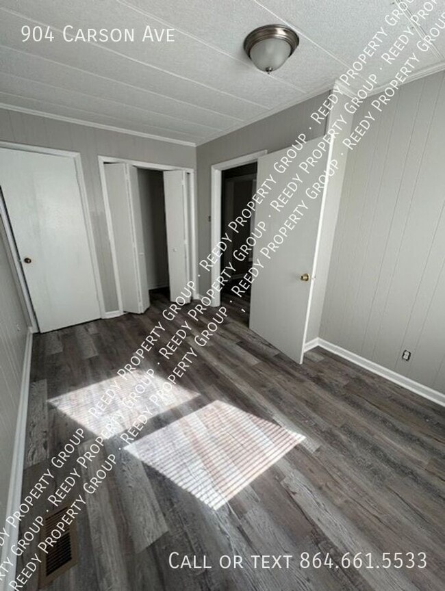 Building Photo - 904 Carson Ave