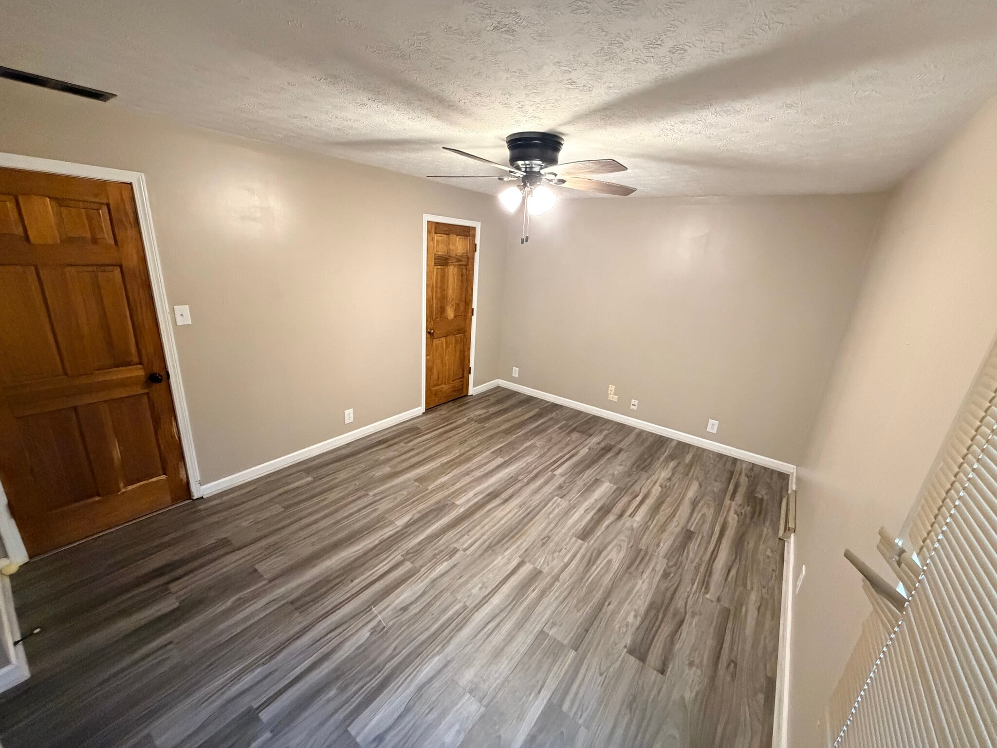 Building Photo - 548 Queenswood Dr