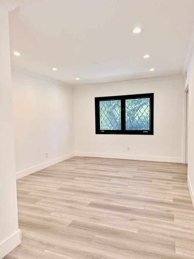 Building Photo - Gorgeous Encino Hills Home