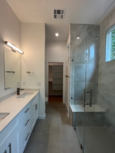 Primary Bathroom - 500 Capitol Dr