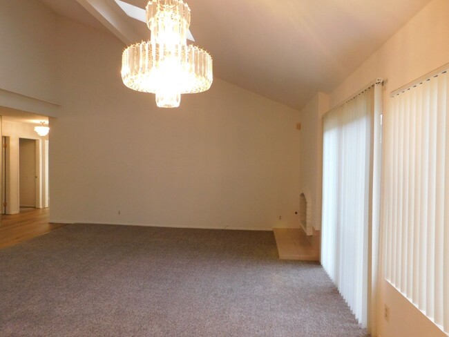 Building Photo - Spacious One Story 3-bedroom, 2-bathroom H...