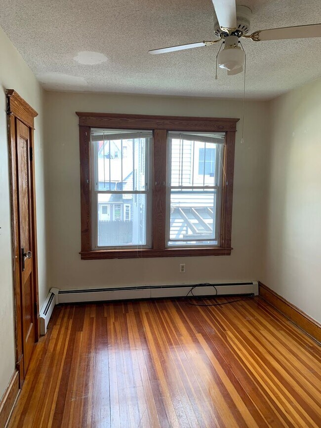 Building Photo - Large three bedroom