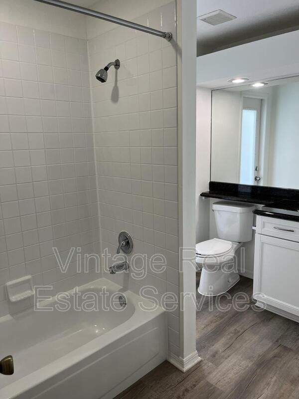 Building Photo - 9411 Willow Cove Ct