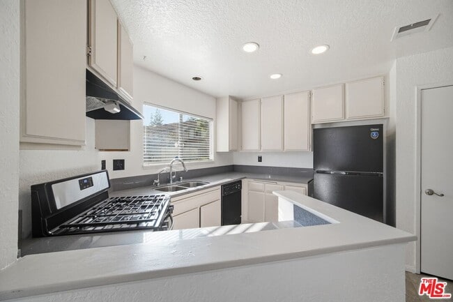 Building Photo - 77 Willowcrest Ln