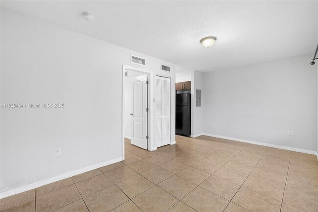 Building Photo - 13 S Royal Poinciana Blvd