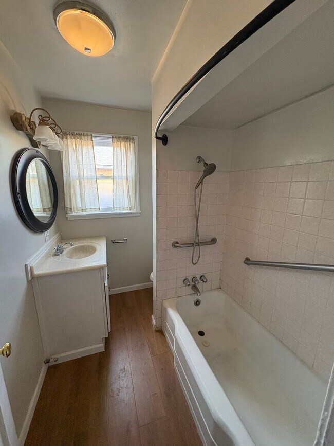 Building Photo - Charming Exeter Home Near Shopping Center ...