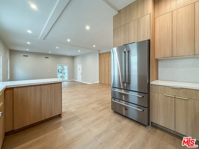 Building Photo - 150 N Arnaz Dr