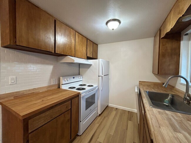 Building Photo - MOVE IN SPECIAL! Recently Remodel 2 Bedroo...