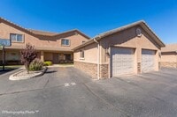 Building Photo - 3 bed 2 bath townhome with garage